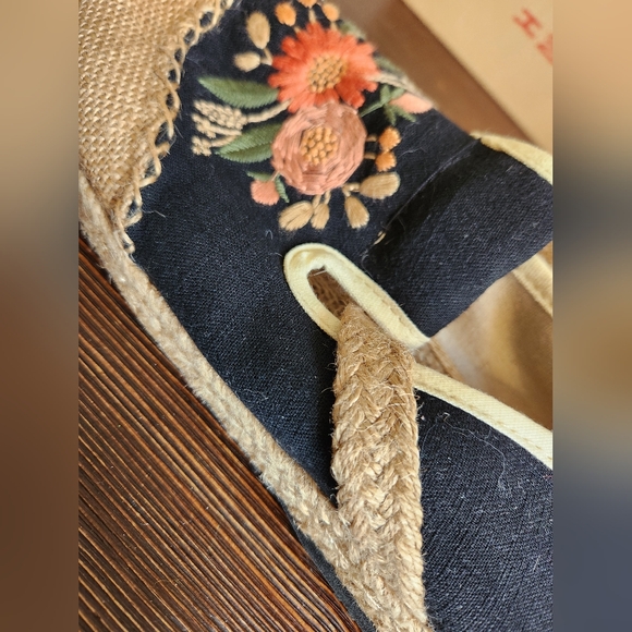 Floral Embroidered Women's flat slip ons, Size 8 - Picture 7 of 9